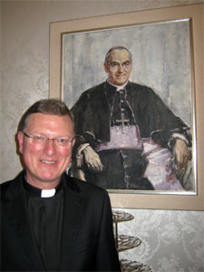 Hulpbisschop Jan Hendriks onder het portret van de door hem bewonderde concilievader mgr. Joannes van Dodewaard, bisschop van Haarlem (1960-1960)