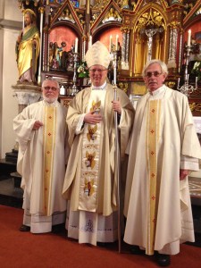 Na de Mis met pastoor Luis Weel en pastoor Jan Duin