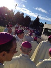 Bisschoppen in processie op weg naar het heiligdom van de Divino Amore