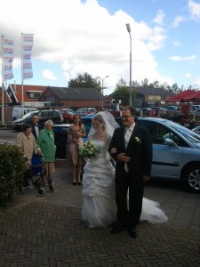 het bruidspaar op weg naar de kerk