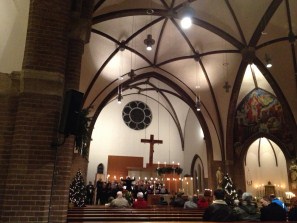 het koor oefent voor de Nachtmis in de St. Adelbertuskerk