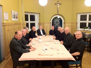 priesters (en bisschoppen) van wijdingsjaren 1979, 1980 en 1981 bijeen