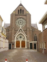 voorzijde van de H. Laurentiuskerk