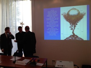 Alberto Cicerone licht zijn ontwerp van de pauselijke doopvont toe, naast hem prof. dr. J. Vijgen en Dr. M. Remery
