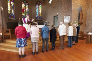 de catechetisch medewerkers ontvangen de zegen (foto: Steef Pardoen)