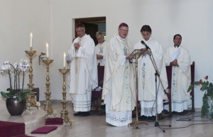 Opening van het Jaar van het Geloof in Heiloo; geheel rechts pastoor I. Garcia van Uitgeest