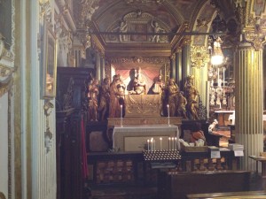 Een zijaltaar in de basiliek van de Sacro Monte