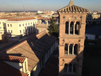 Uitzicht op de Friezenkerk van het dak van het huis waar de bisschoppen verblijven