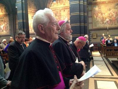 Mgr. M. de Groot met naast hem mgr. J. Punt en mgr. J. van Burgsteden in de sint Nicolaasbasiliek