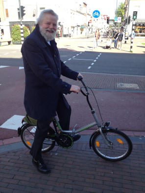 de bisschop op de fiets