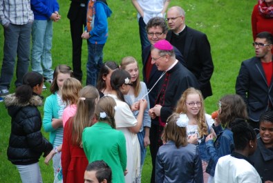 jongeren na het voirmsel in Heiloo