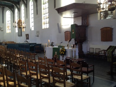 Interieur van het wat katholieker gemaakte protestantse gebouw waar de parochie nu kerkt