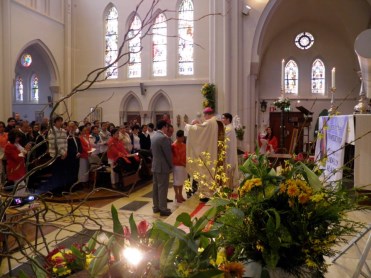 zegen voor het zilveren bruidspaar tijdens de Divine mercy prayermeeting