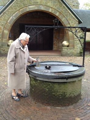 Het jubilerende 'putje' voor de genadekapel in Heiloo