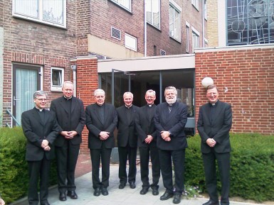 Met jaargenoten van het seminarie en mgr. Gijsen bij een herdenking van onze priesterwijding