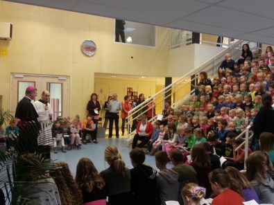 op school... bij de inzegening van de Sint Willibrordschool in Lisse