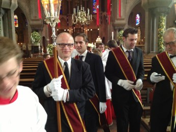 De processie stelt zich op in de basiliek