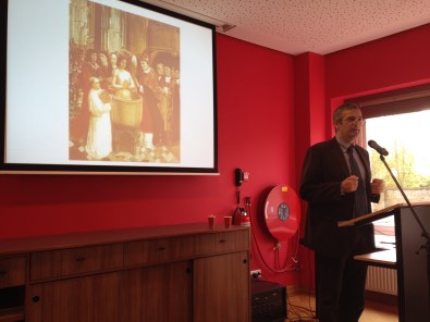 dr. Stijn van den Bossche spreekt een aandachtig gehoor toe