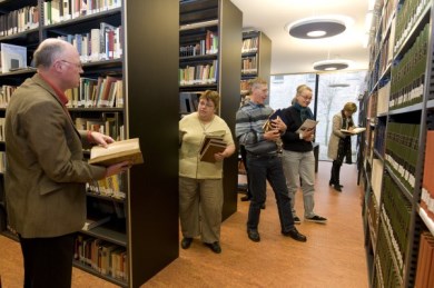 (oud)studenten van St. Bonifatius in de bibliotheek