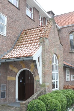 ingang van het Julianaklooster in Heiloo