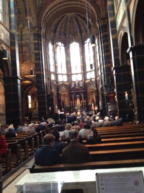 De basiliek raakt langzaam gevuld voor de diakenwijding