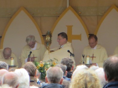 zegen met het heilig sacrament tijdens sint Jansprocessie in Laren