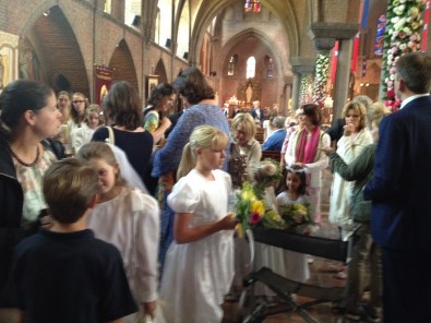 De bruidjes maken zich klaar om mee te gaan in de processie