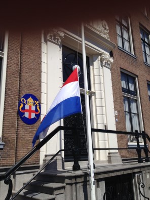 de vlag halfstok voor het bisschopshuis