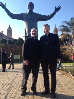 voor het beeld van Nelson Mandela voor de Union Buildings, Pretoria