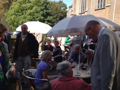 Receptie buiten, rechts diaken Gert-Jan van der Wal