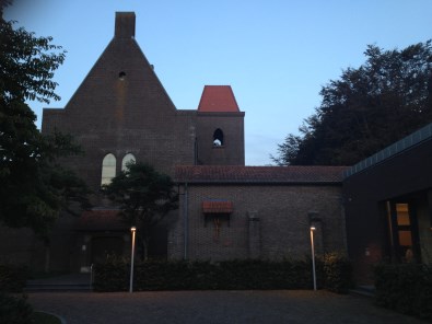 abdijkerk (links) en nieuwe ingang (rechts)