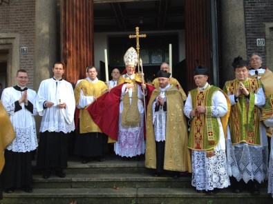 na afloop van de plechtigheid met liturgische dienaren