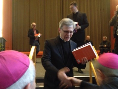 Mgr. dr. Paul Hamans overhandigt het boek aan de Apostolisch Nuntius