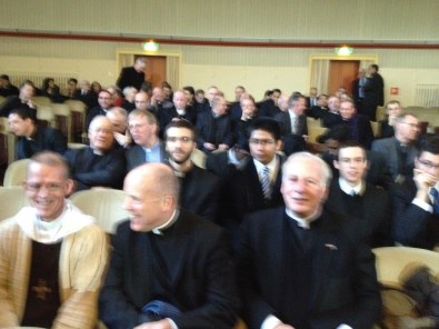een deel van de priesters aanwezig in de aula voor de lezing van mgr. Liesen