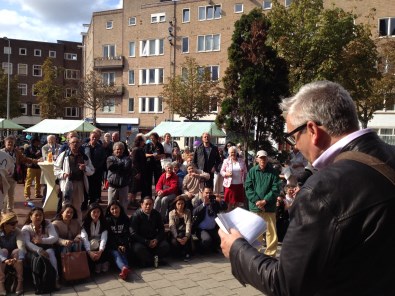 Wilfried Kemp spreekt de parochianen toe