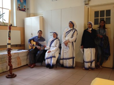 De zusters gaven voor de maaltijd een catechese over het Paasfeest