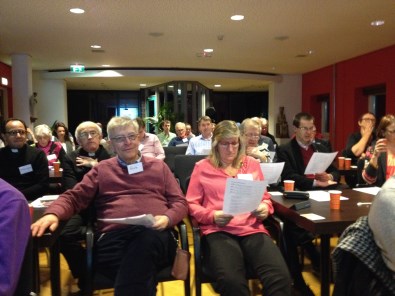 Begeleidersweekend deelnemers (1) en dhr. Jos van Bussel (VNB) spreekt de mensen toe