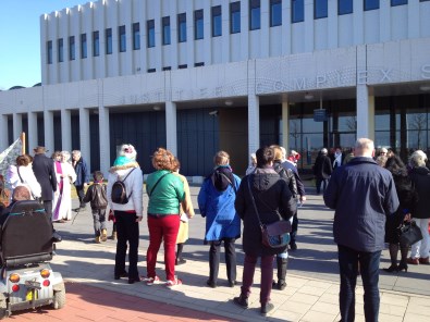 Gebedswake voor de hoofdingang (1) en het detentiecentrum (2)