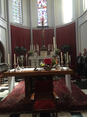 De altaarruimte in de kerk van Warmenhuizen (1) en één van de versieringen met de foto's van de vormelingen