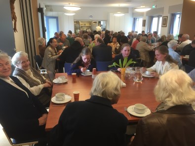 Leden van de gebedskring bij de lunch (1) nog een winters plaatje van De Tiltenberg