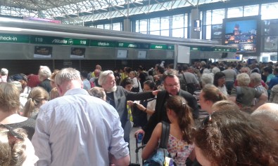 vele wachtenden op de luchthaven van Rome