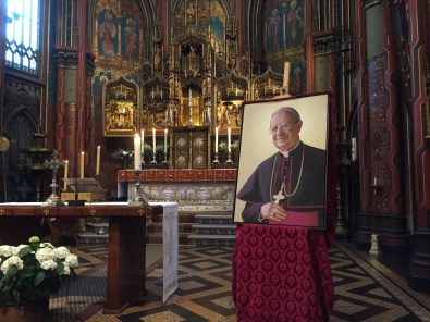 O.L. Vrouwekerk met portret van de Zalige ï¿½lvaro del Portillo