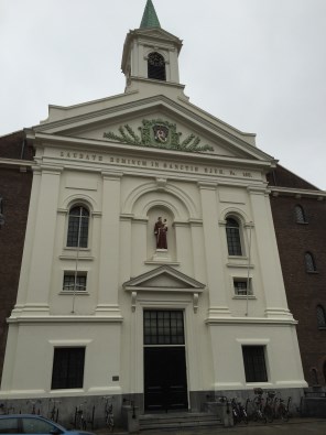 De Groenmarktkerk met Antoniusbeeld in de gevel