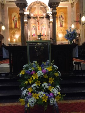 Maria van Haarlem voor het altaar in de St. Josephkerk