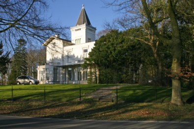 Het witte huis op het terrein van de zusters in Vogelenzang