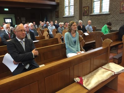 Bij de vespers, voorin Mirjam Spruit (1) voor de inleiding van Chr. Hennecke, achterin links op de foto