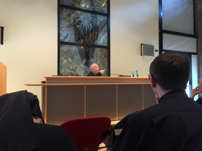 Kardinaal Francesco Coccopalmerio, die de motu proprio's heeft voorbereid, tijdens een lezing Kardinaal Francesco Coccopalmerio, die de motu proprio's heeft voorbereid, tijdens een lezing