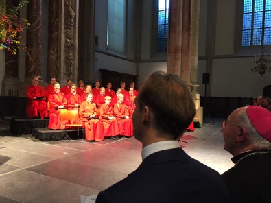 Prins Jaime en de Nuntius luisteren naar het Bavokoor (1) en Mgr. Punt, drs. E Fennis en Jhr. mr. St. van Weede op de tentoonstelling (2)