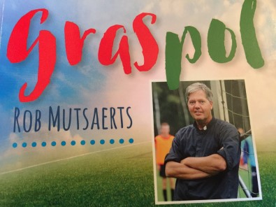 Bisschop schrijft boek over... voetbal