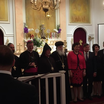 foto 1: geheel rechts de Armeens ambassadeur, in rode japon minister Hranush Hakobian; foto 2: met de Armeense bisschop (l) en bisschop Arseny en pater Antonios Saliba  (r)